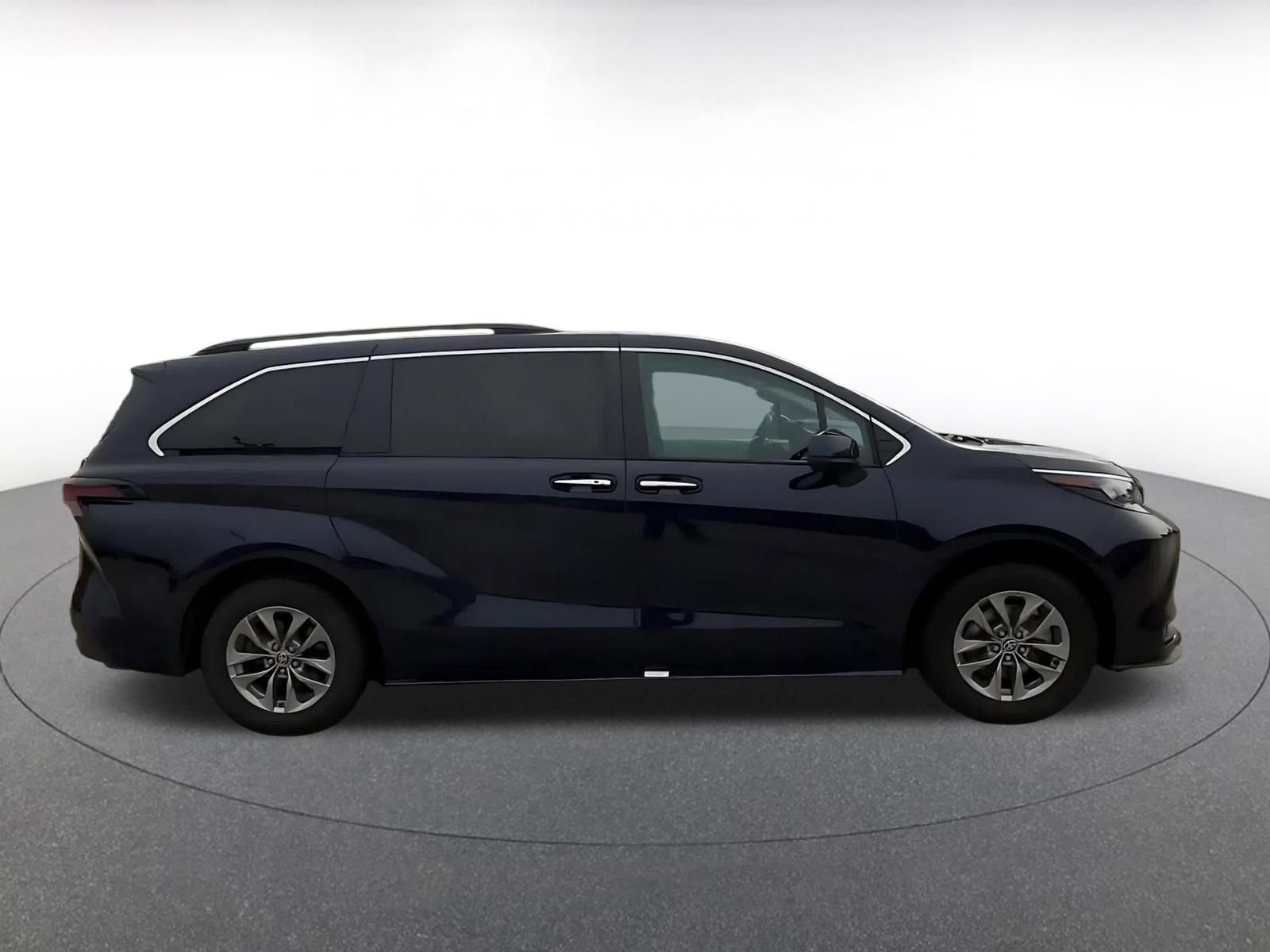 Used 2025 Toyota Sienna XLE FWD image 16