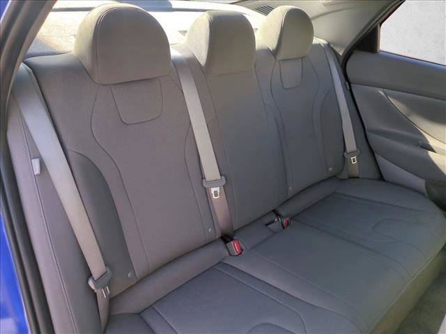 Certified 2025 Hyundai Elantra SE image 18