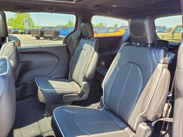 New 2027 Chrysler Pacifica Limited w/ S Appearance Package FWD image 25