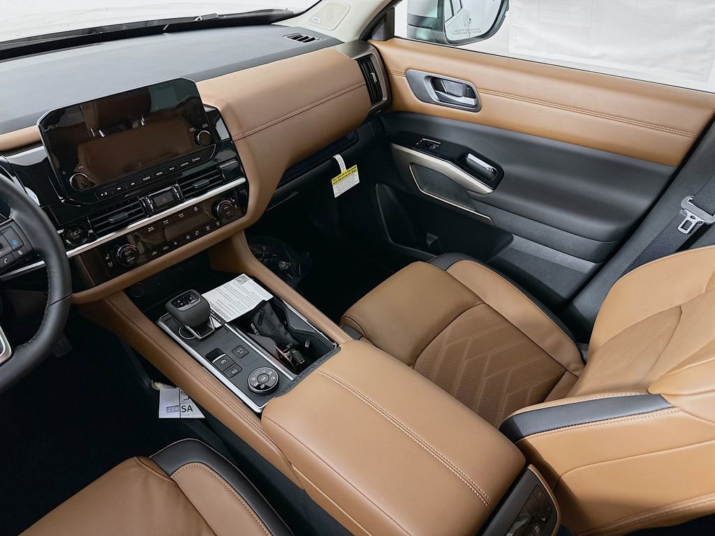 New 2025 Nissan Pathfinder Platinum w/ Black Appearance Package image 31