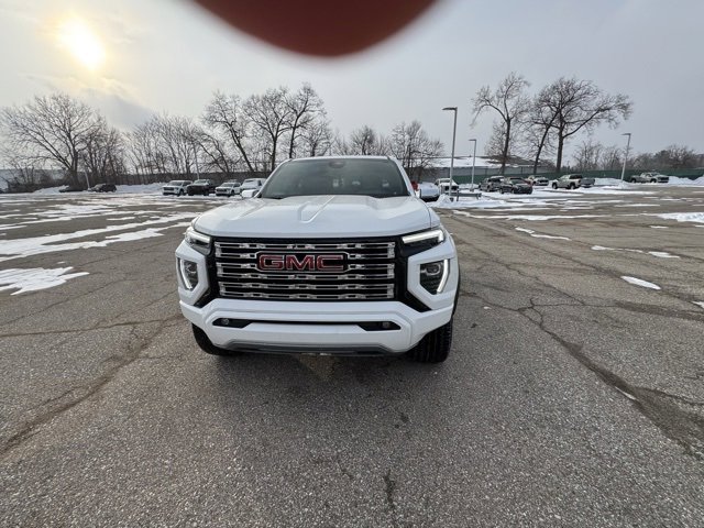 Used 2024 GMC Canyon Denali image 2