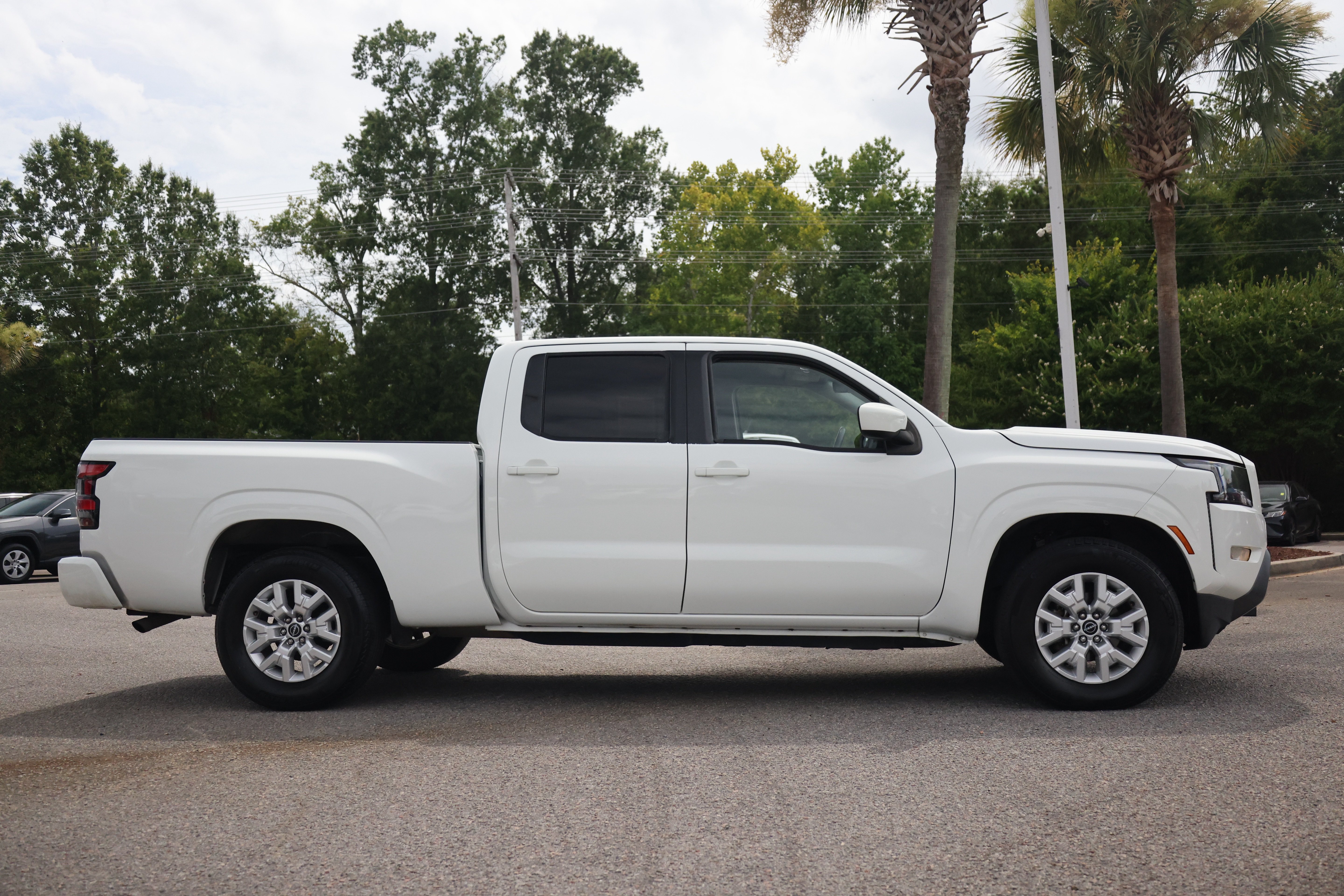 Used 2022 Nissan Frontier SV w/ Technology Package RWD image 6