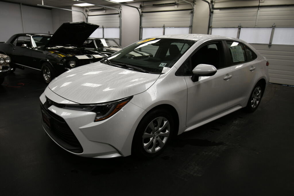 Certified 2025 Toyota Corolla LE image 3