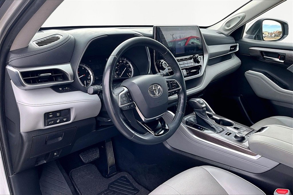 Used 2021 Toyota Highlander Platinum image 14