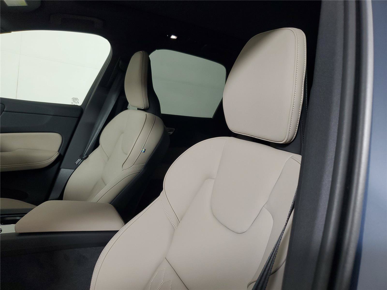 New 2026 Volvo XC60 B5 Plus w/ Protection Package Premier AWD/4WD image 23