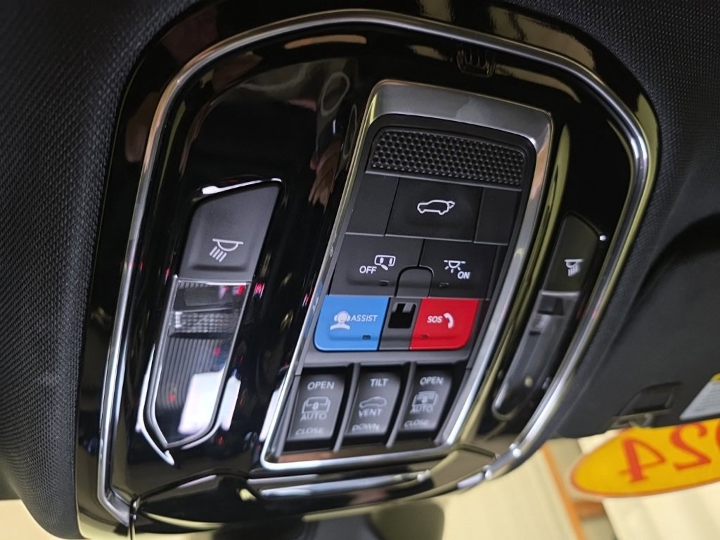 Used 2024 Jeep Grand Cherokee Overland w/ Luxury Tech Group IV image 21