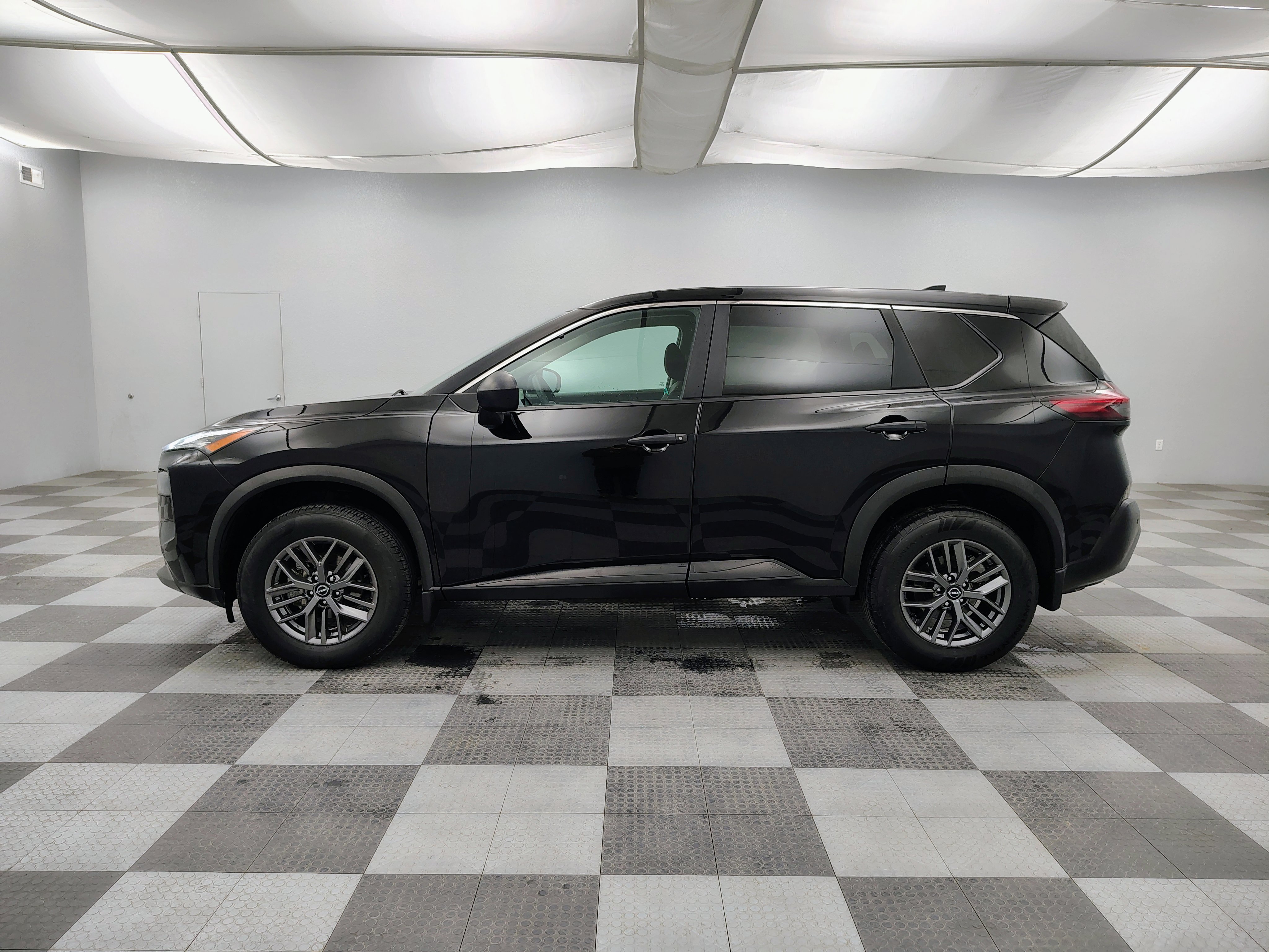 Used 2022 Nissan Rogue S image 5