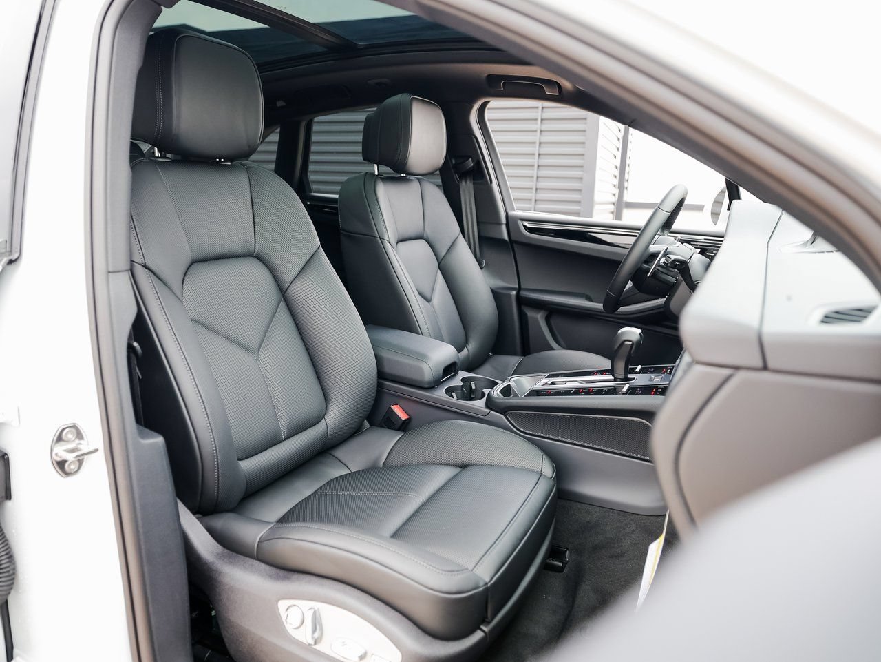 Certified 2026 Porsche Macan S AWD/4WD image 28