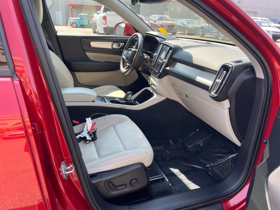 Used 2019 Volvo XC40 T4 Momentum image 30