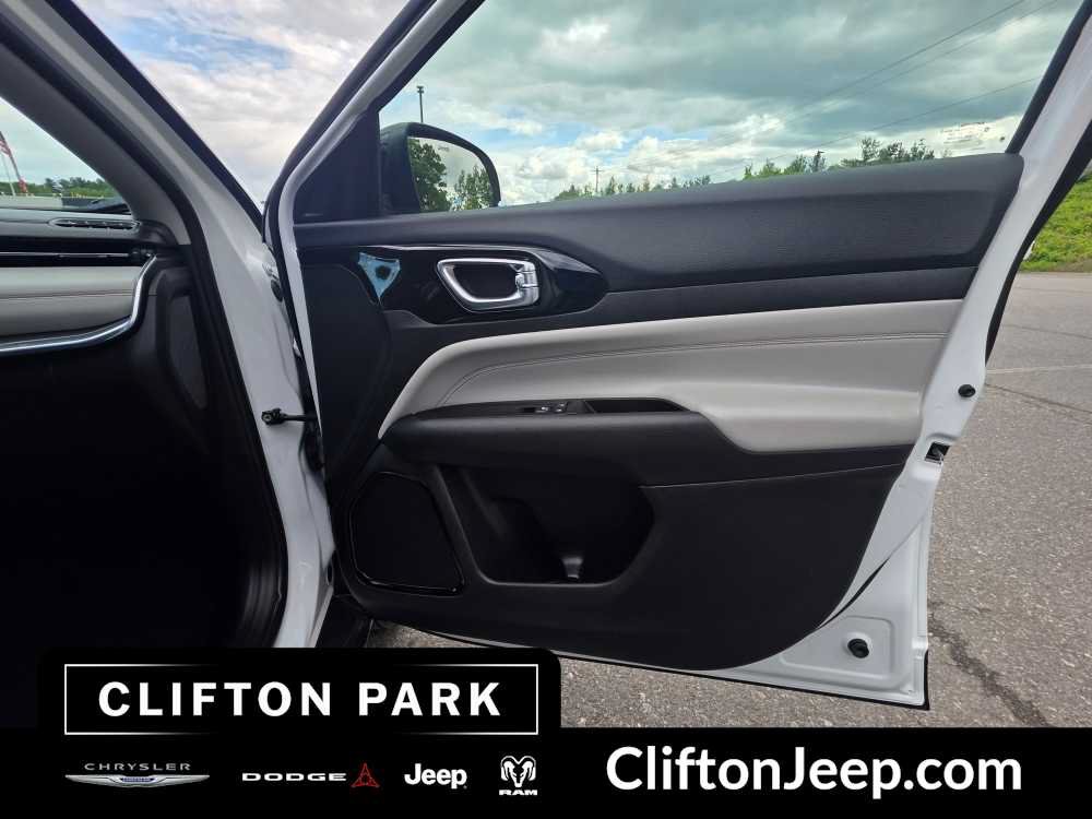 Used 2022 Jeep Compass Limited AWD/4WD image 14