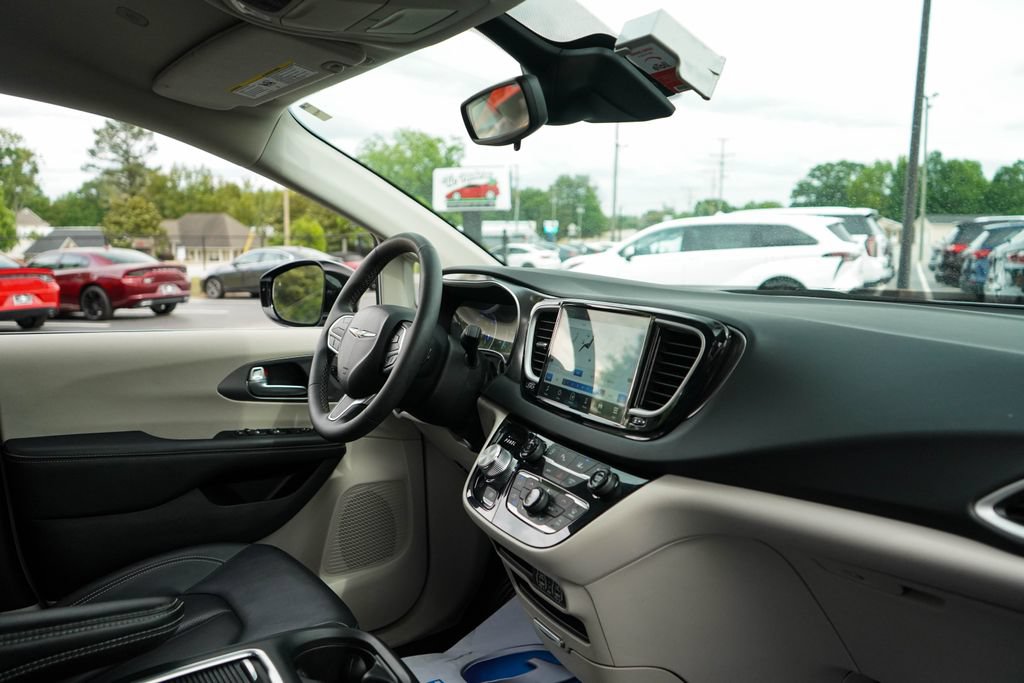 Used 2024 Chrysler Pacifica Touring-L FWD image 13