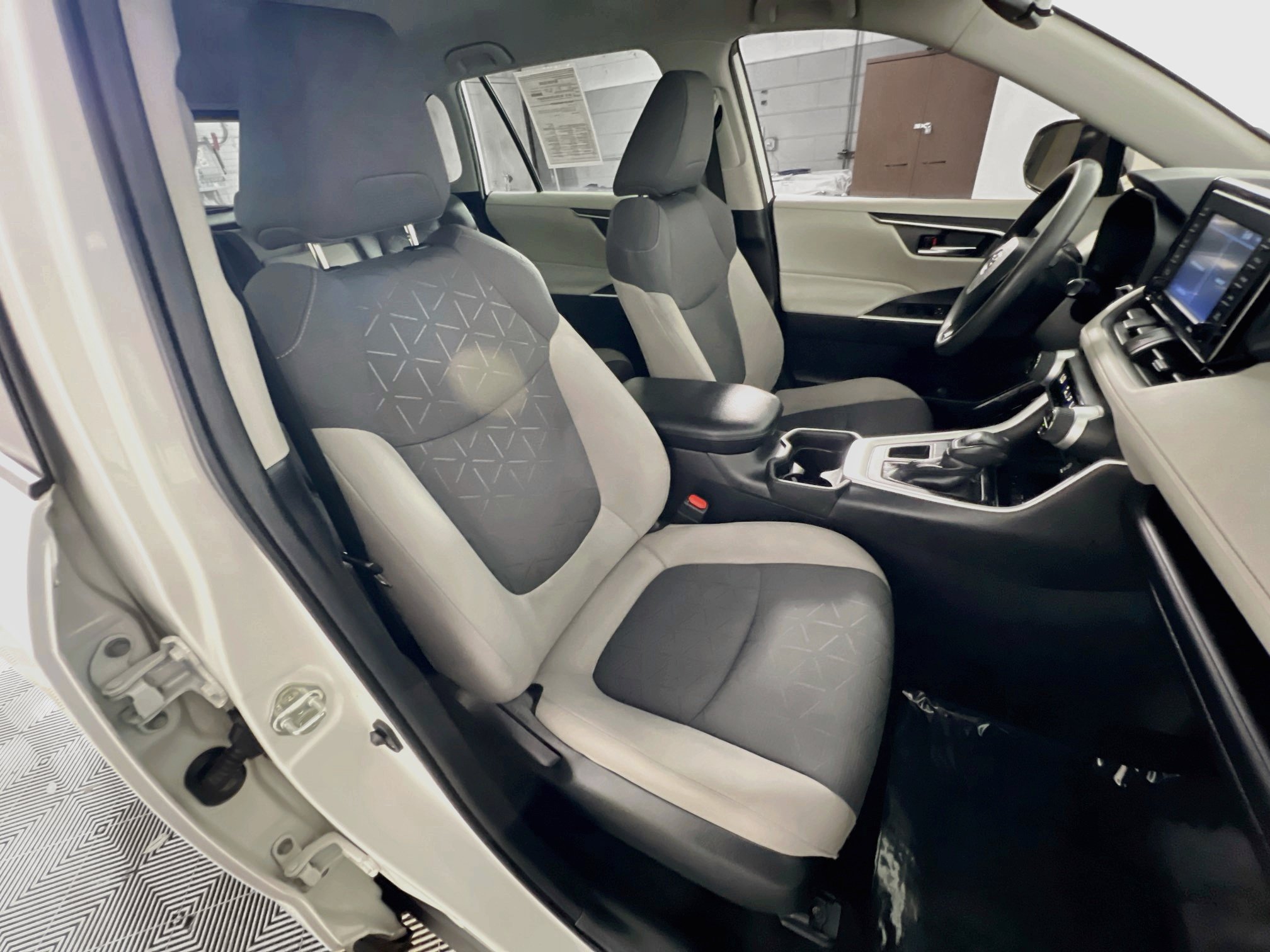 Used 2021 Toyota RAV4 XLE FWD image 31
