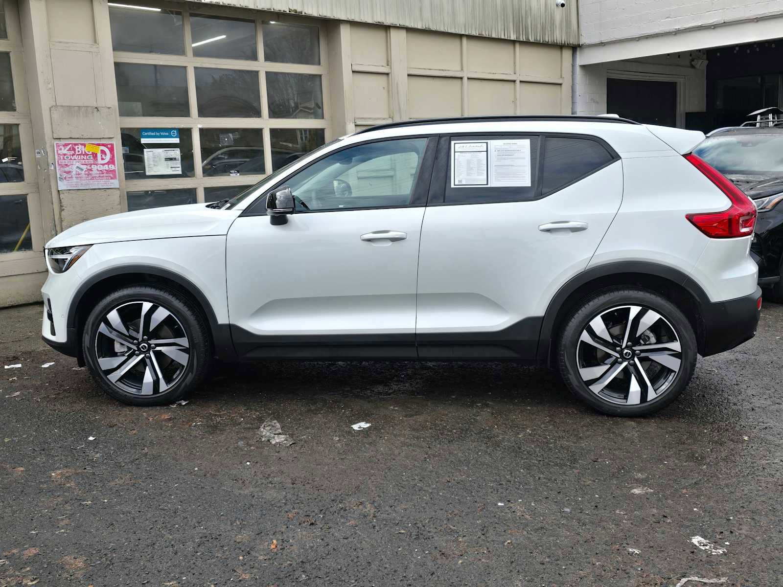 Certified 2024 Volvo XC40 B5 Ultimate w/ Climate Package image 7