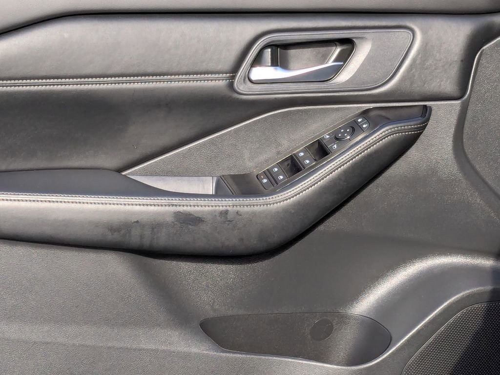 Used 2025 Nissan Rogue SV w/ SV Premium Package image 11