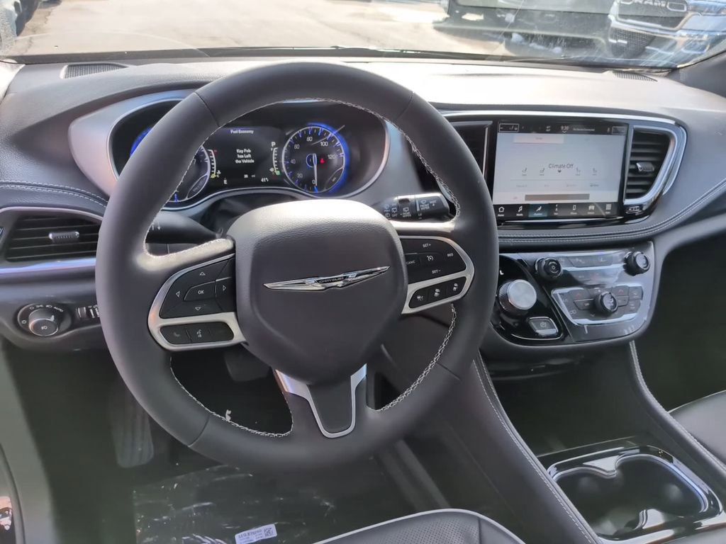 New 2026 Chrysler Pacifica Limited w/ Uconnect Theater Family Group image 32