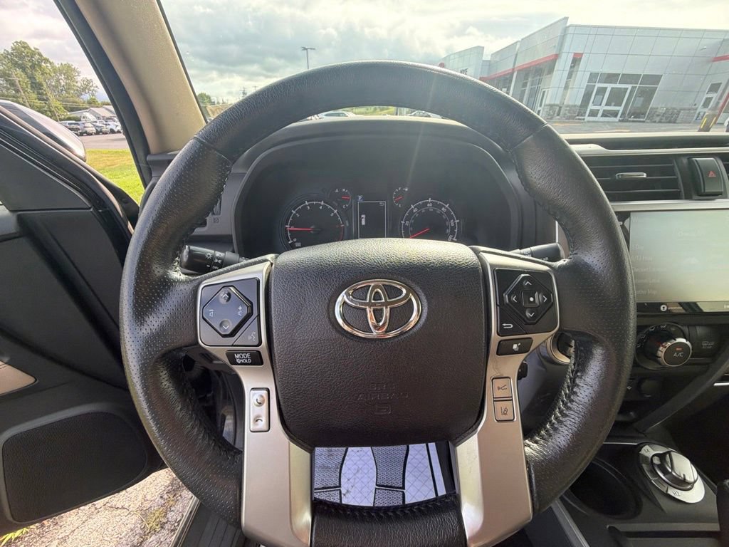Used 2022 Toyota 4Runner SR5 AWD/4WD image 30