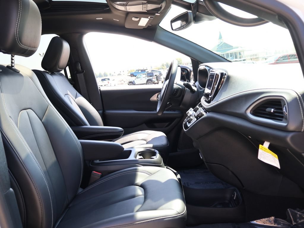 New 2026 Chrysler Pacifica Select FWD image 8
