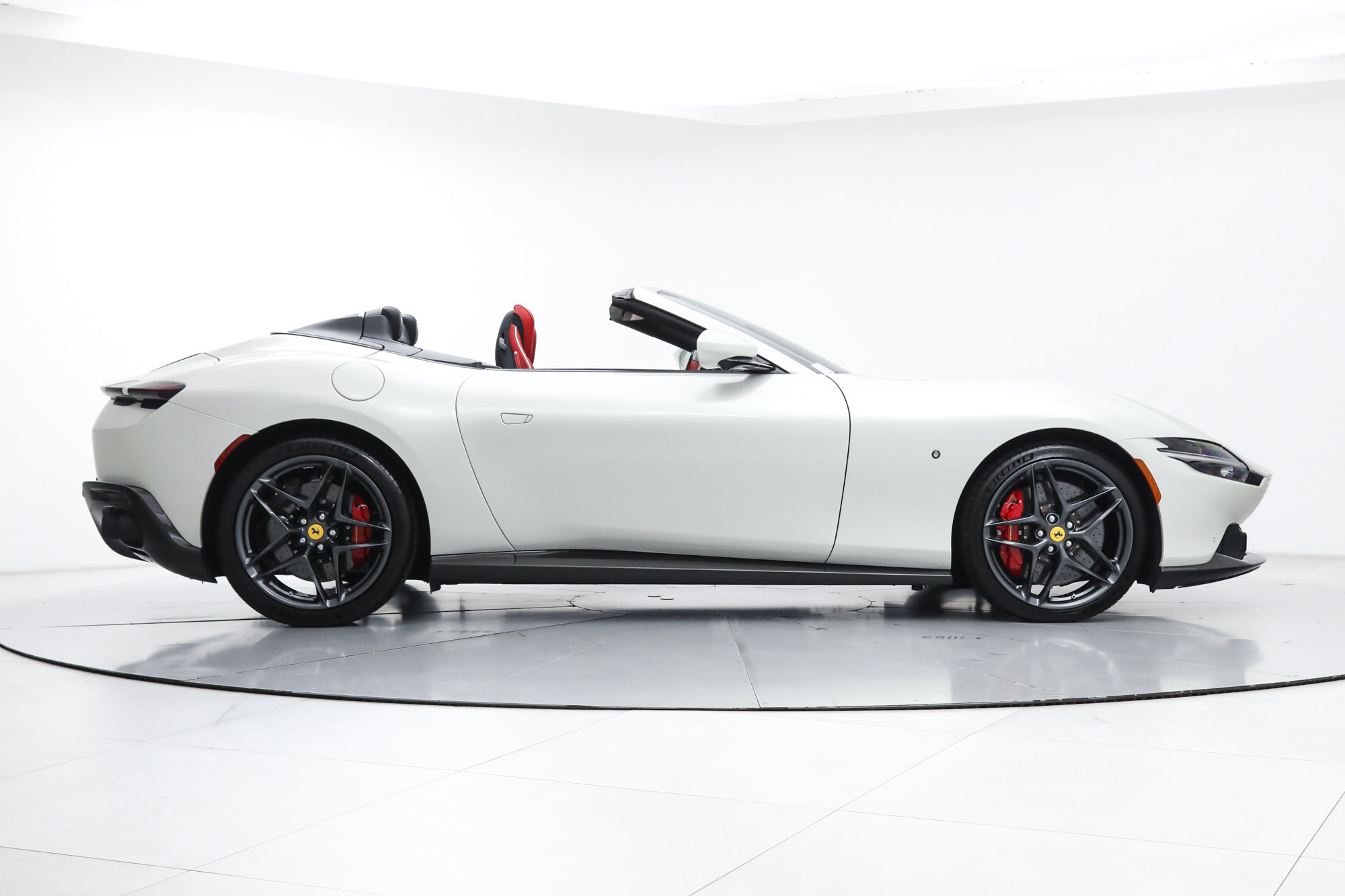 Certified 2025 Ferrari Roma Spider RWD image 10