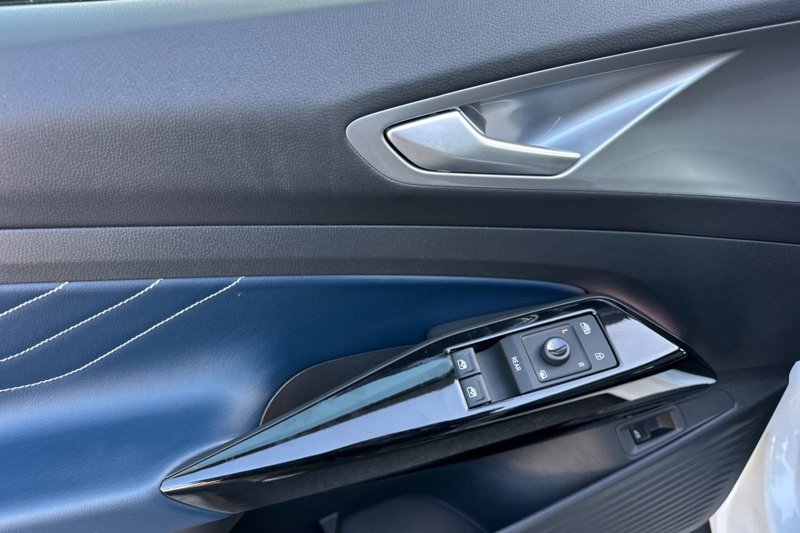 New 2025 Volkswagen ID.4 Pro S AWD/4WD image 9