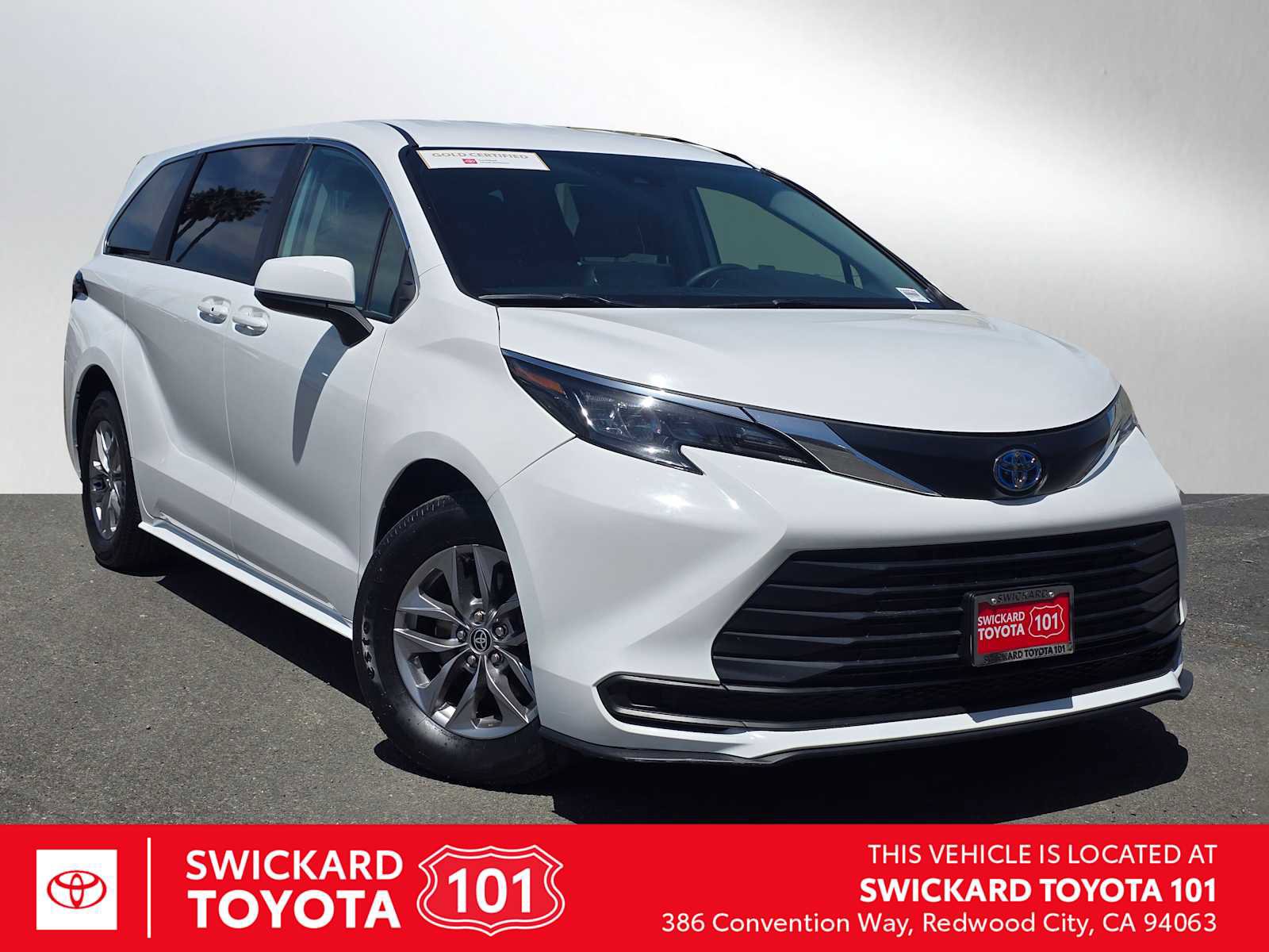 Used 2024 Toyota Sienna LE FWD image 1
