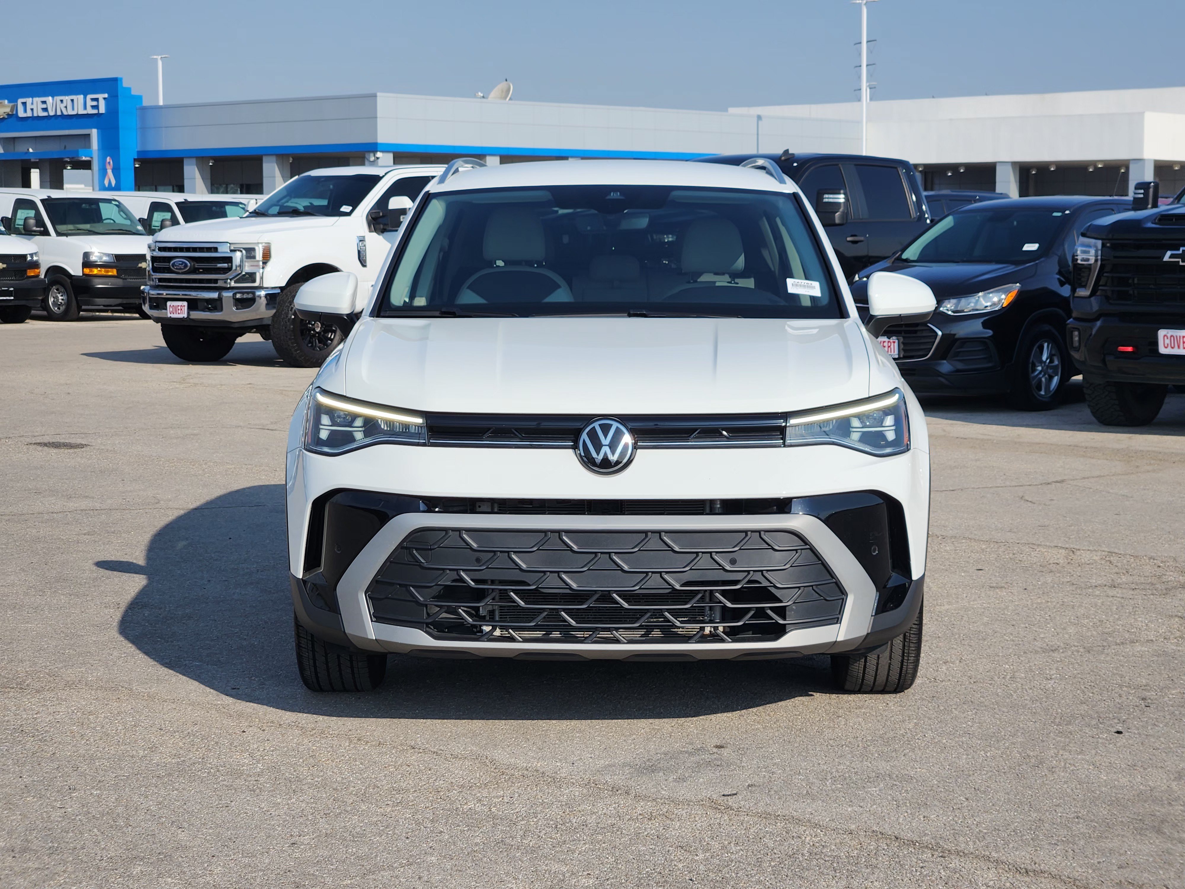 Used 2025 Volkswagen Taos SE FWD image 2