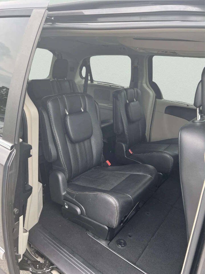 Used 2016 Chrysler Town & Country Touring-L FWD image 8