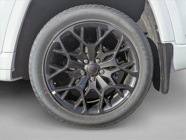New 2025 Jeep Grand Cherokee Summit image 9