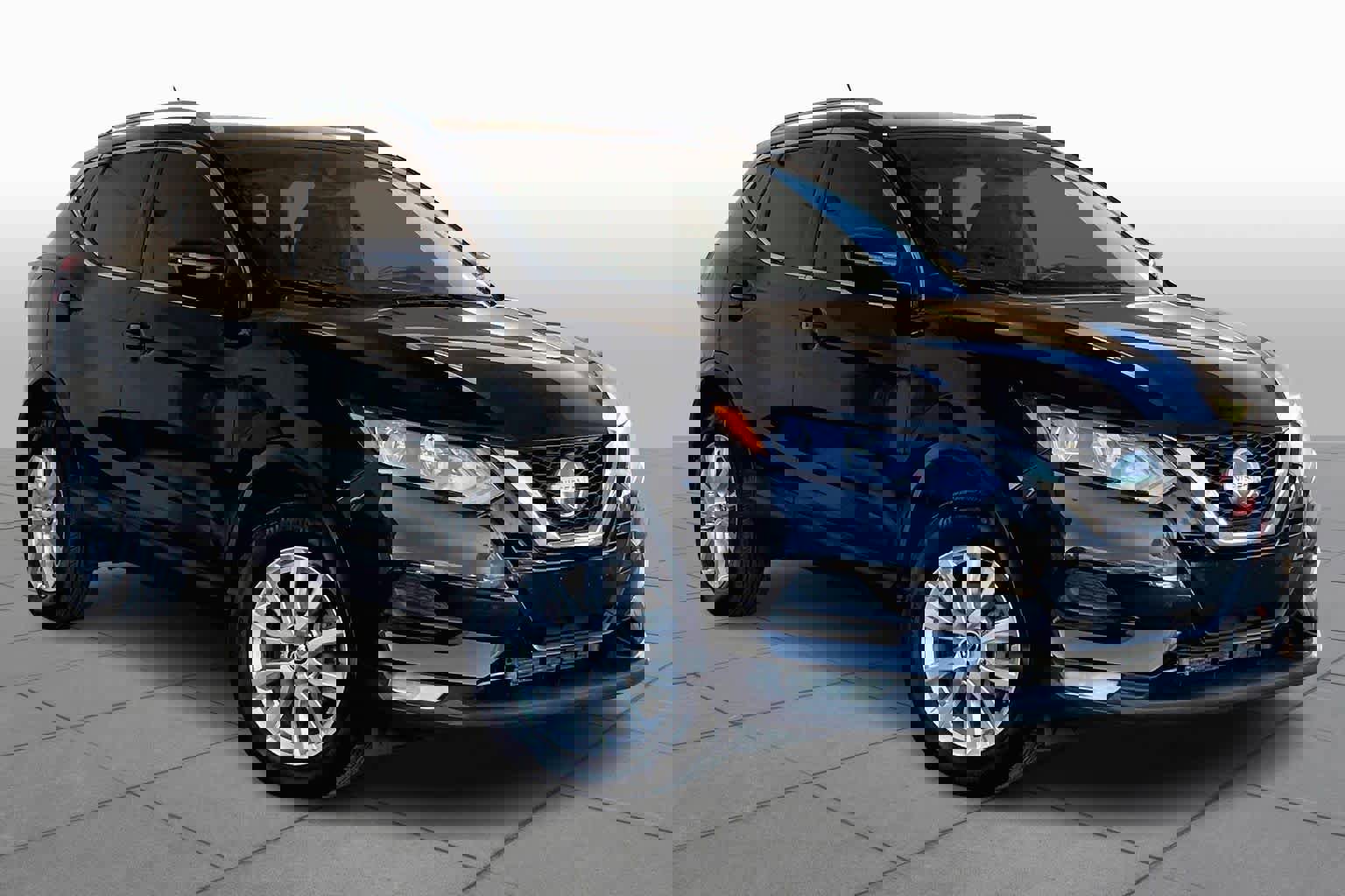 Used 2022 Nissan Rogue Sport SV image 3