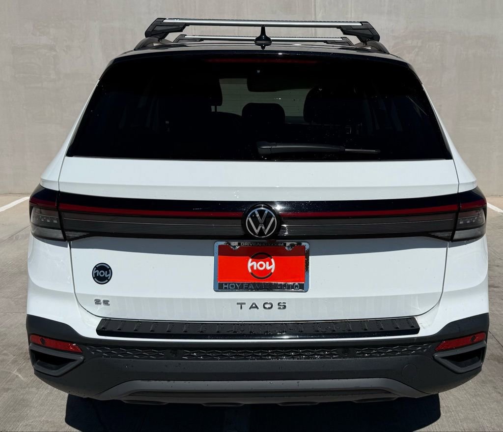 Certified 2025 Volkswagen Taos SE image 4
