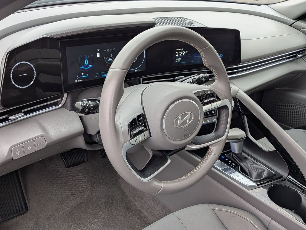 Used 2025 Hyundai Elantra SEL FWD image 9