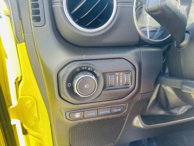 Used 2022 Jeep Wrangler Unlimited Sahara w/ Cold Weather Group AWD/4WD image 23