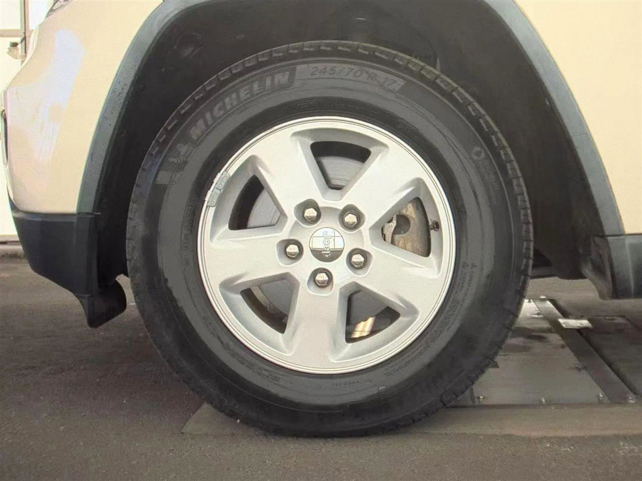 Used 2012 Jeep Grand Cherokee Laredo w/ Laredo E Group AWD/4WD image 9