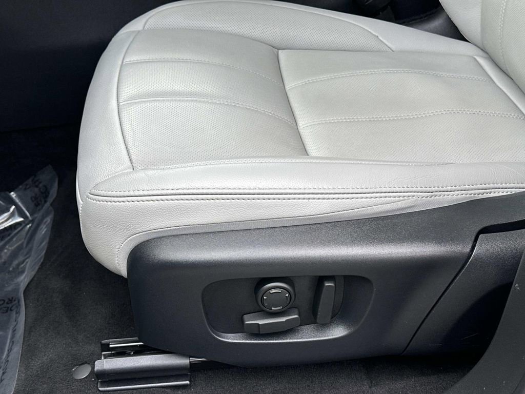 Used 2025 Land Rover Range Rover Evoque S image 27