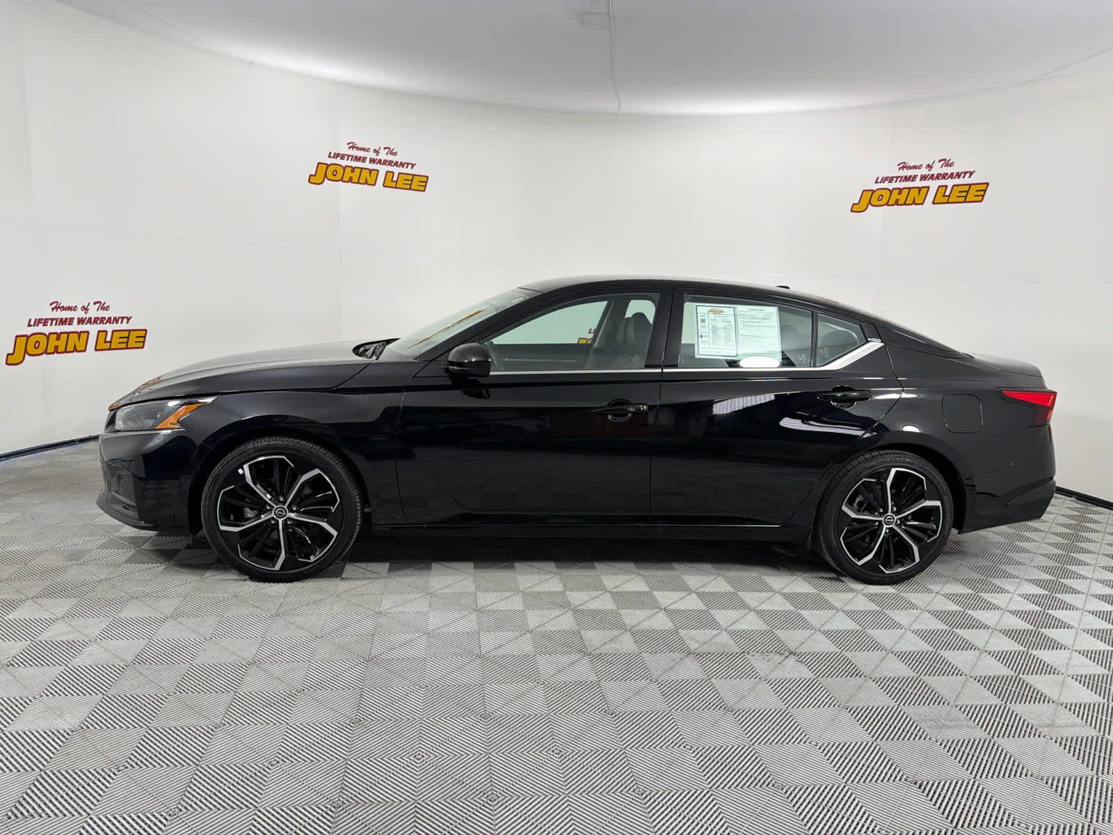 Used 2025 Nissan Altima 2.5 SR image 2