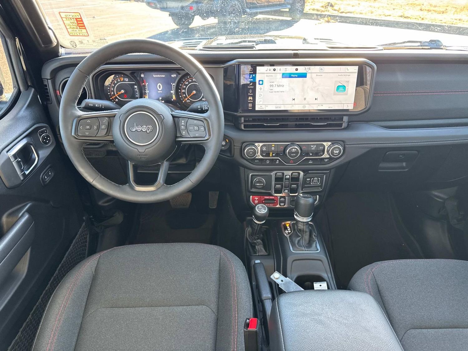 Used 2025 Jeep Gladiator Rubicon w/ Convenience Group image 17