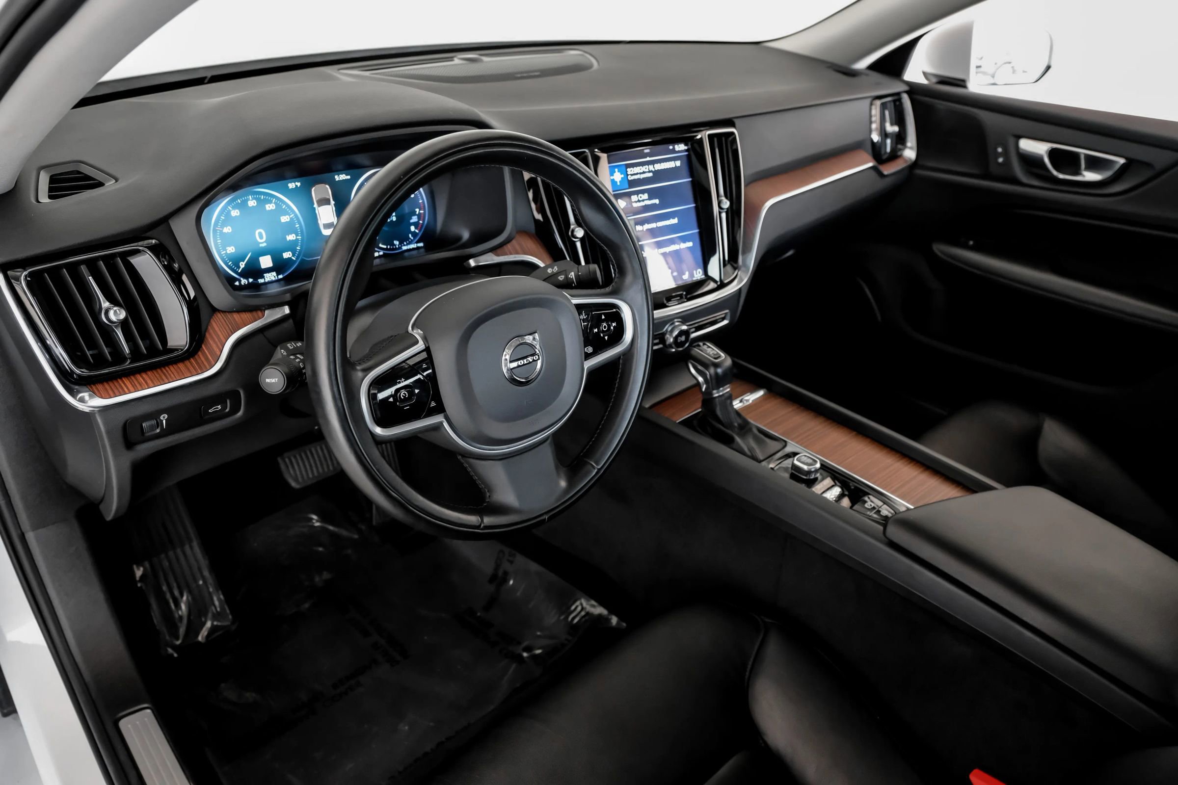 Used 2020 Volvo S60 T5 Momentum image 2