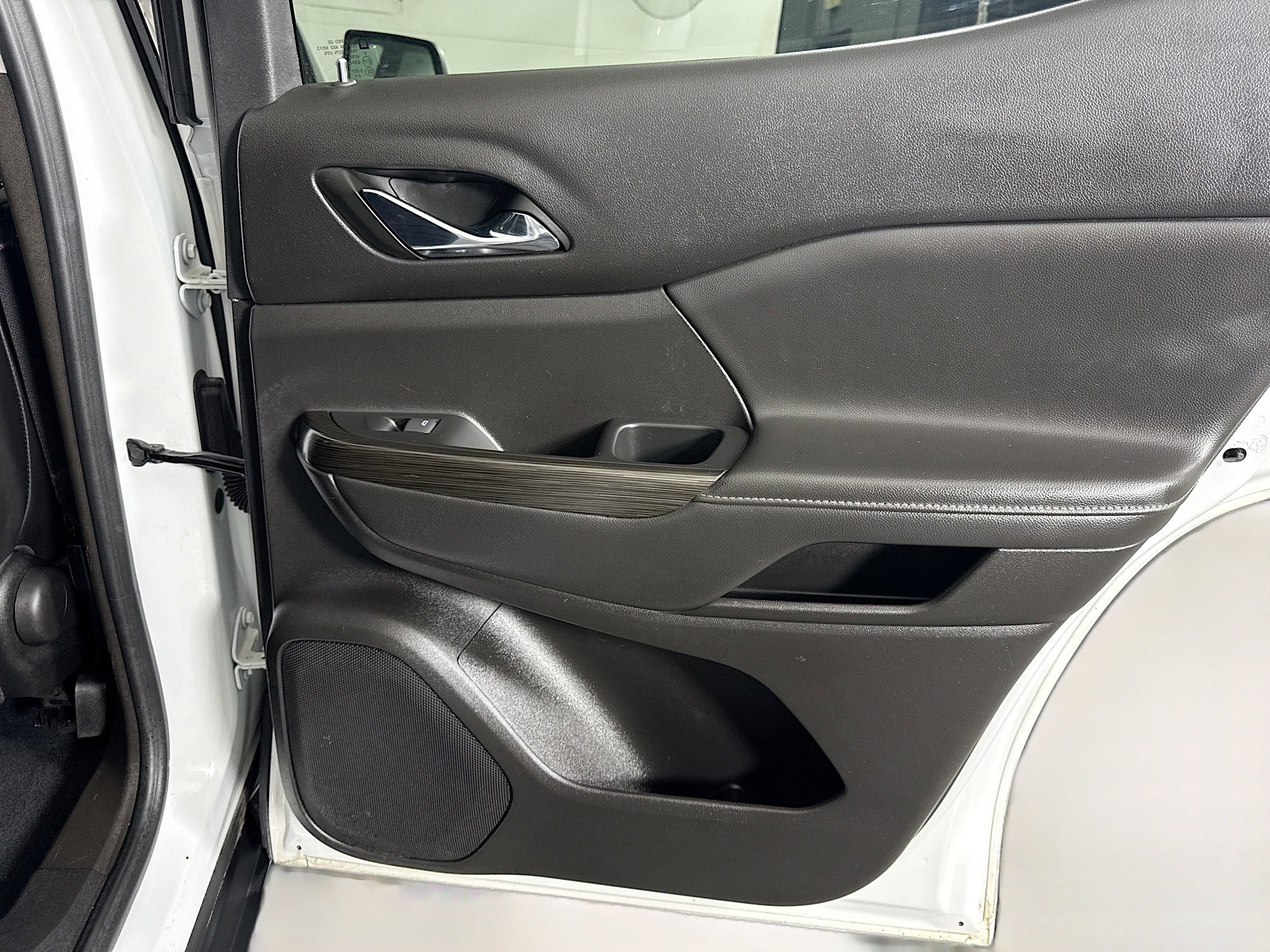 Used 2023 GMC Acadia SLT image 28