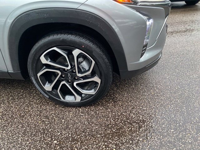 Used 2024 Chevrolet Trax RS w/ Sunroof Package FWD image 25