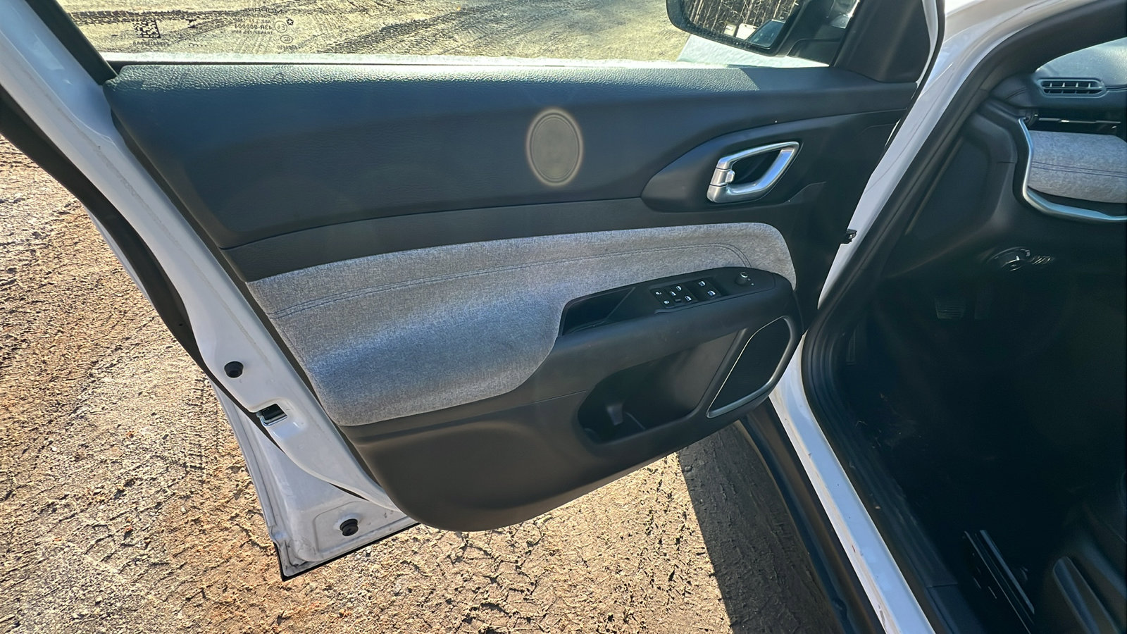 Used 2024 Jeep Compass Latitude image 14