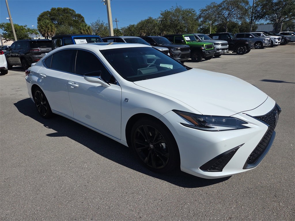 Used 2023 Lexus ES 300h F Sport image 2