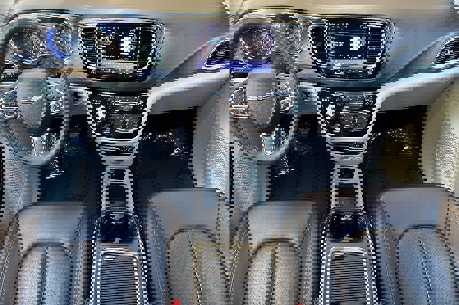 Used 2023 Chrysler Pacifica Touring-L image 3