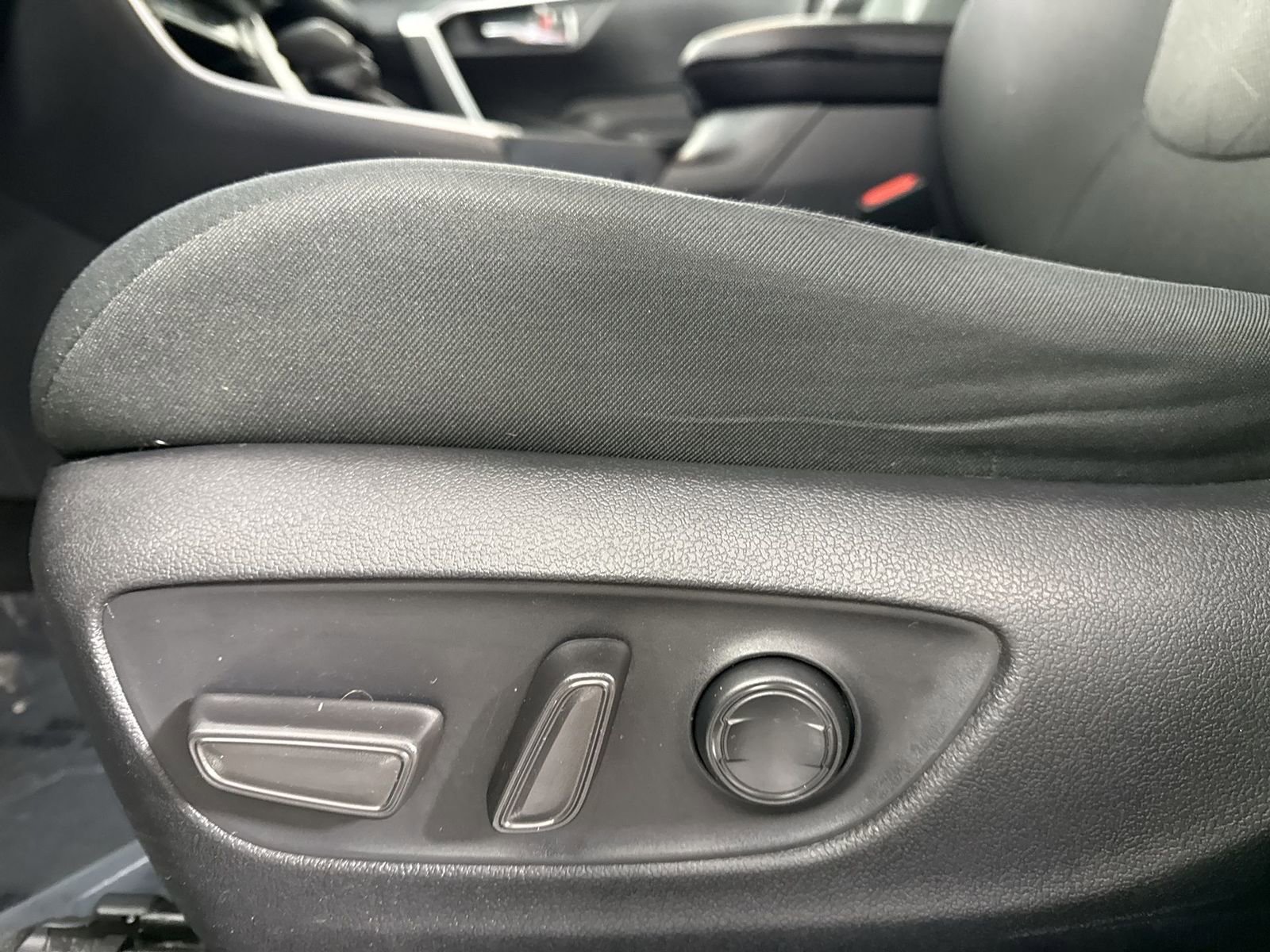 Used 2021 Toyota RAV4 XLE AWD/4WD image 19