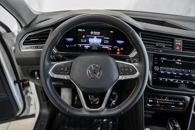Used 2022 Volkswagen Tiguan SE w/ Panoramic Sunroof Package image 28