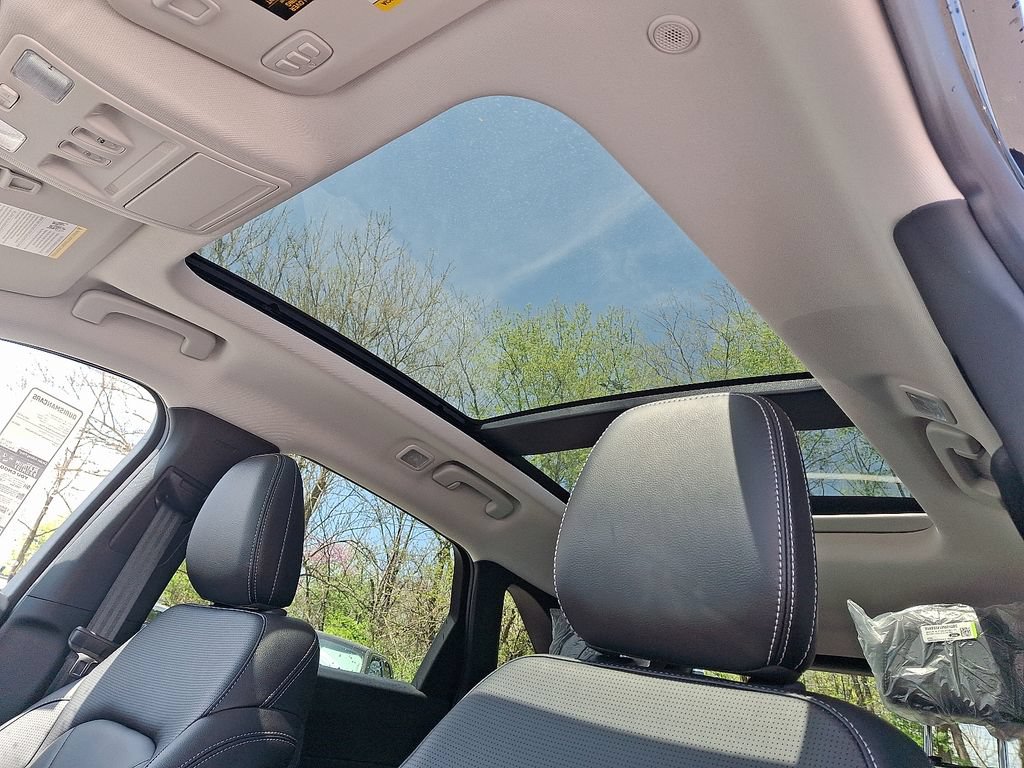 New 2025 Ford Escape SE w/ PHEV Premium Package FWD image 12
