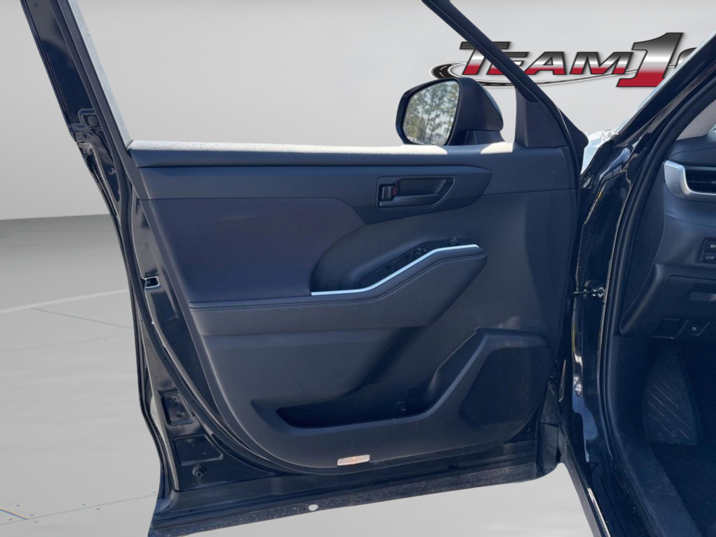 Used 2024 Toyota Highlander LE image 30