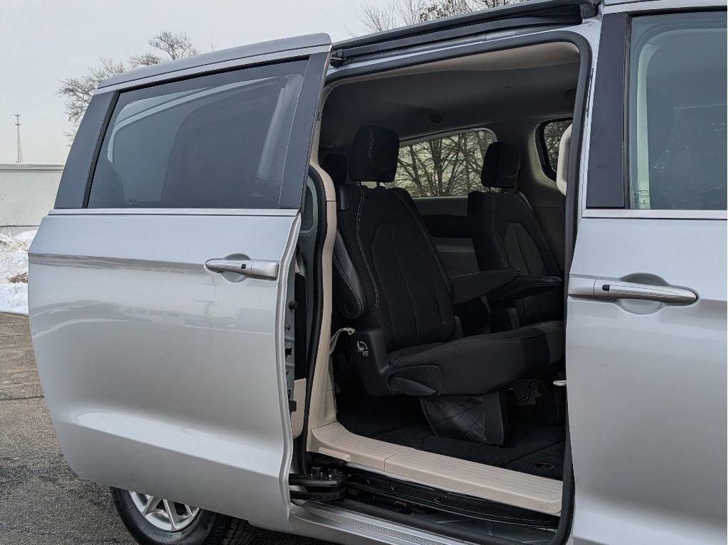 Used 2023 Chrysler Voyager LX image 13