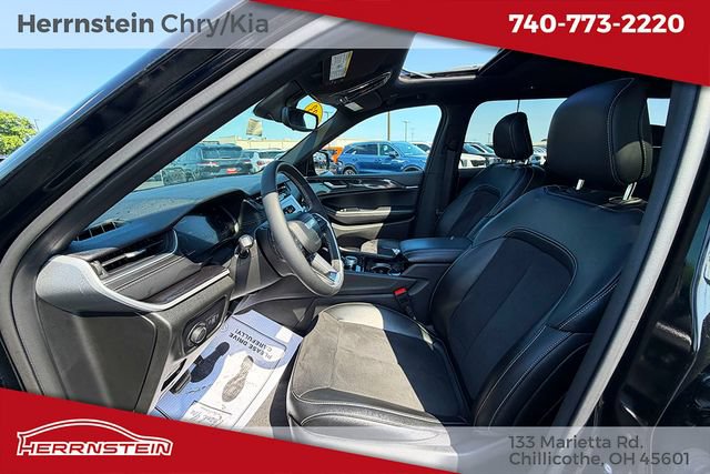 Used 2023 Jeep Grand Cherokee Altitude AWD/4WD image 17