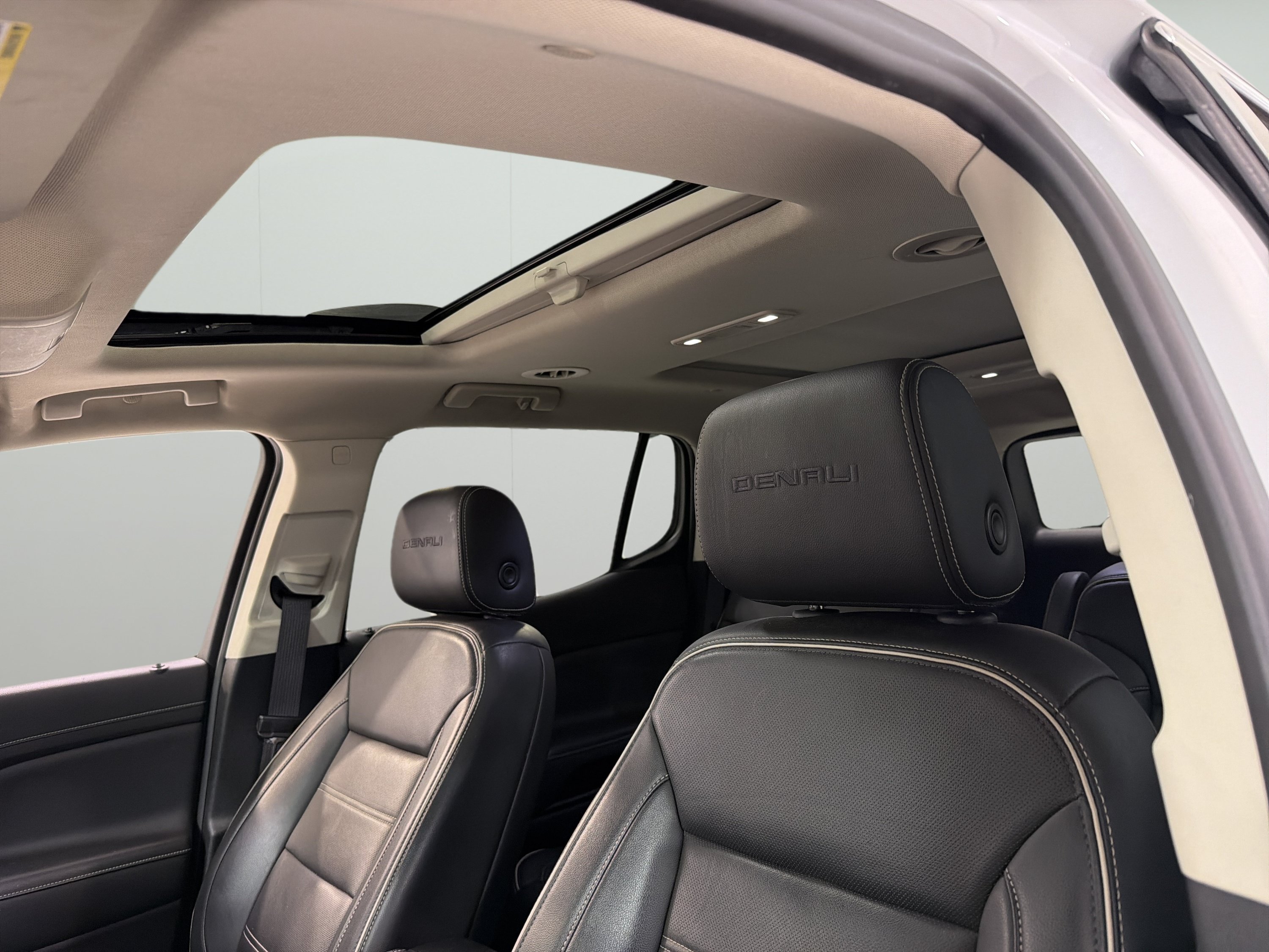 Used 2021 GMC Acadia Denali w/ Denali Technology Package FWD image 9