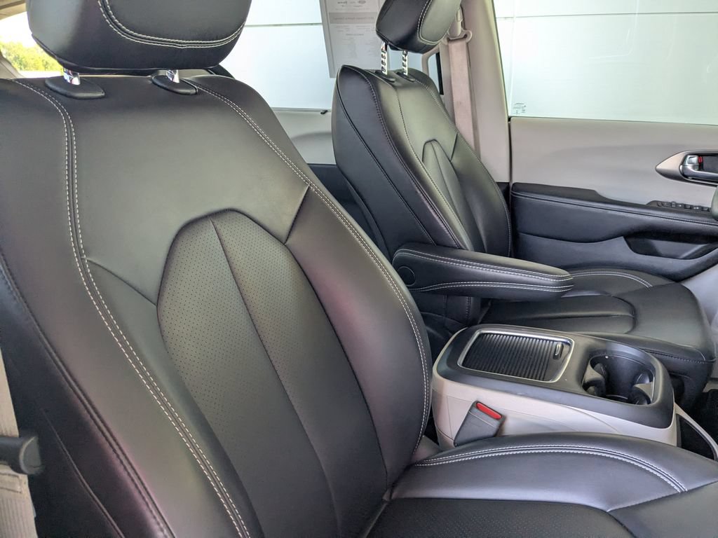 Used 2023 Chrysler Pacifica Touring-L AWD/4WD image 29