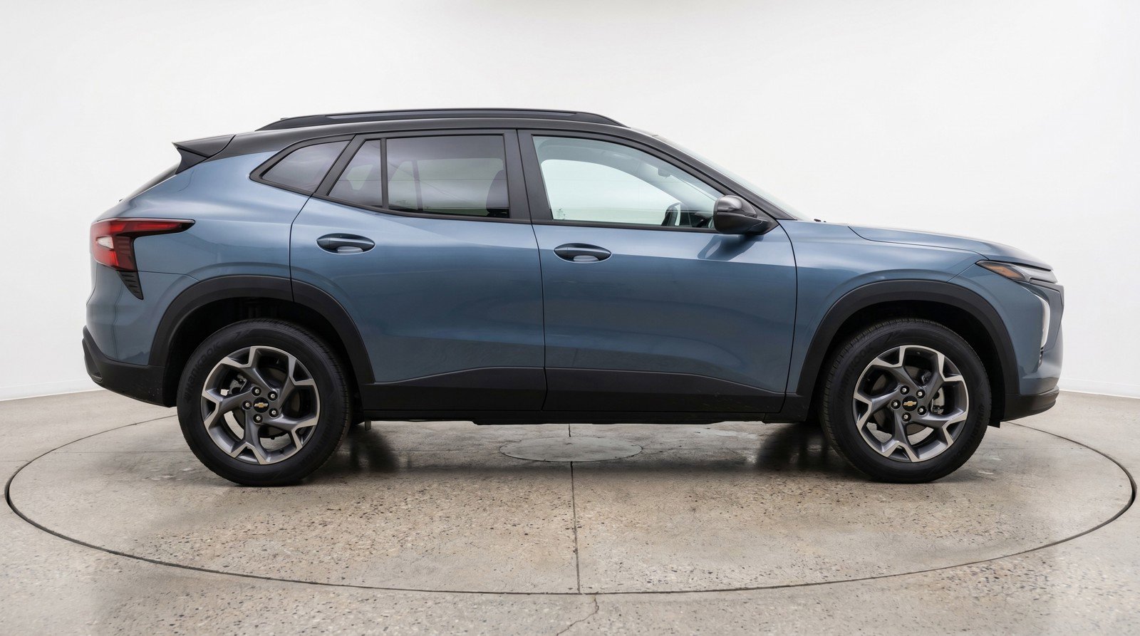 Used 2025 Chevrolet Trax LT FWD image 11
